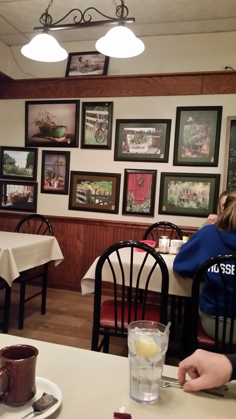 Country Farmhouse | restaurant | 117 E Main St, Wayne, OH 43466, USA | 4192882888 OR +1 419-288-2888