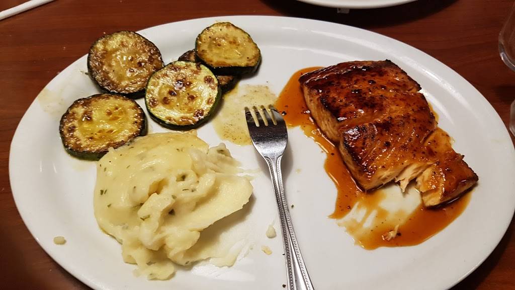 Ruby Tuesday | restaurant | Wrentham Village Premium Outlets, 1 Outlet Blvd #800, Wrentham, MA 02093, USA | 5083845213 OR +1 508-384-5213