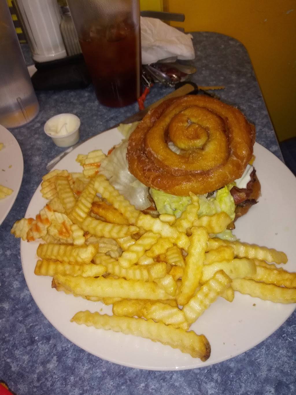 Golden Donuts & Diner | bakery | 1928 Lockbourne Rd, Columbus, OH 43207, USA | 6144431766 OR +1 614-443-1766