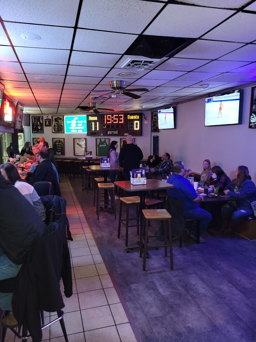 Hometown Bar and Grill | restaurant | 105 N Prospect St, Cambridge, IL 61238, USA | 3099371300 OR +1 309-937-1300