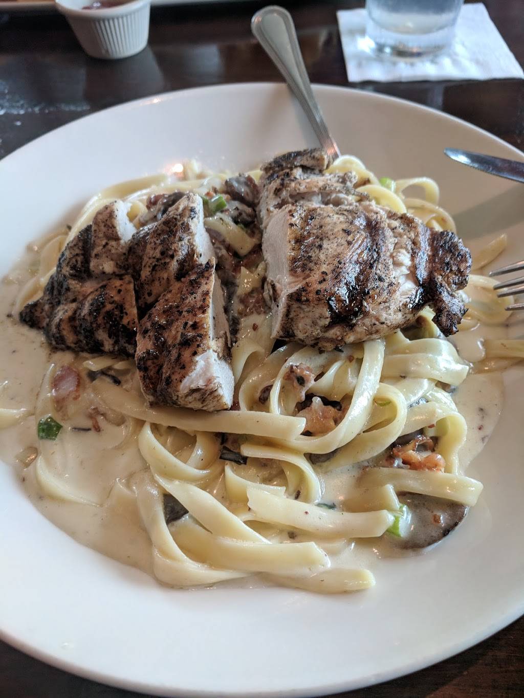 Henrys | restaurant | 2508 Independence Blvd, Wilmington, NC 28412, USA | 9107932929 OR +1 910-793-2929