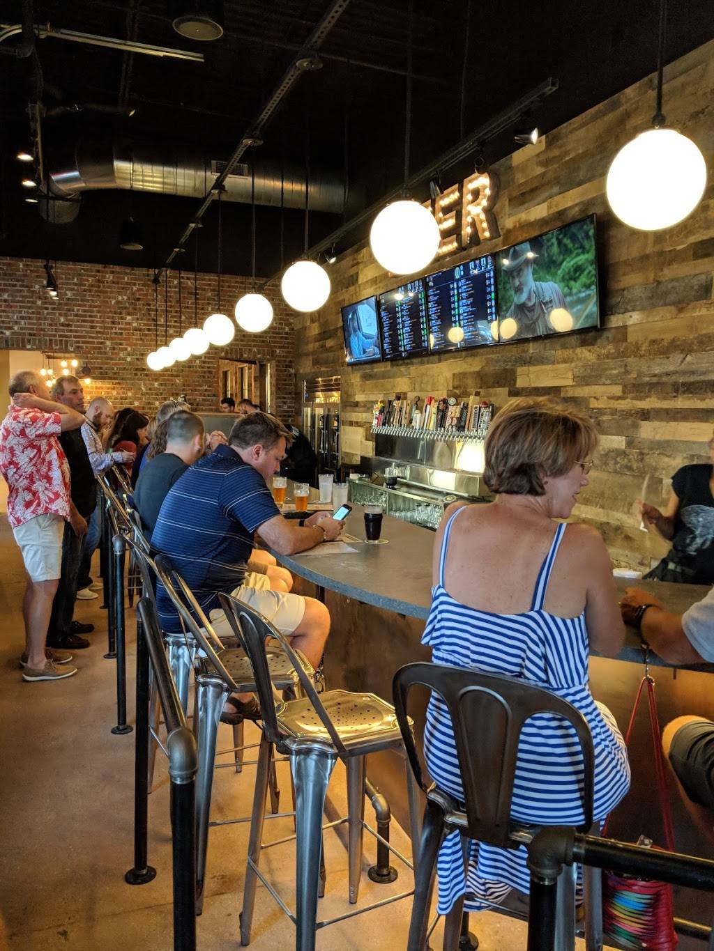 Pies & Pints - Carmel, IN | restaurant | 14550 Clay Terrace Boulevard Suite 100 Suite 100, Carmel, IN 46032, USA | 3176887477 OR +1 317-688-7477