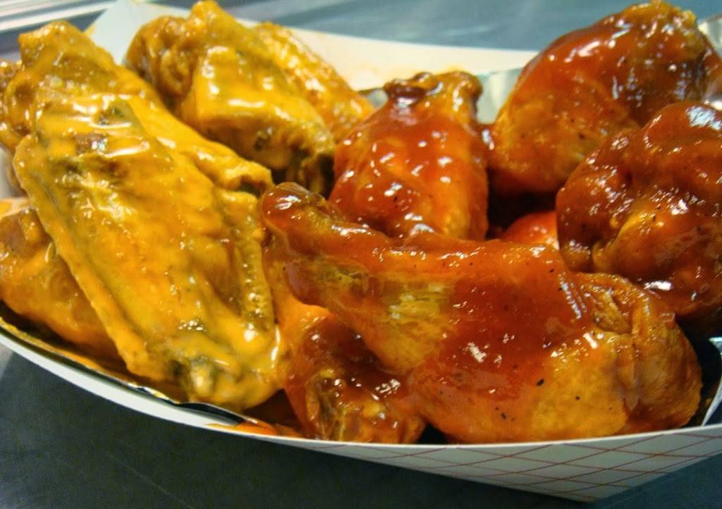 Little Johnnys II | restaurant | 130 E Washington St, New Castle, PA 16101, USA | 7246572210 OR +1 724-657-2210