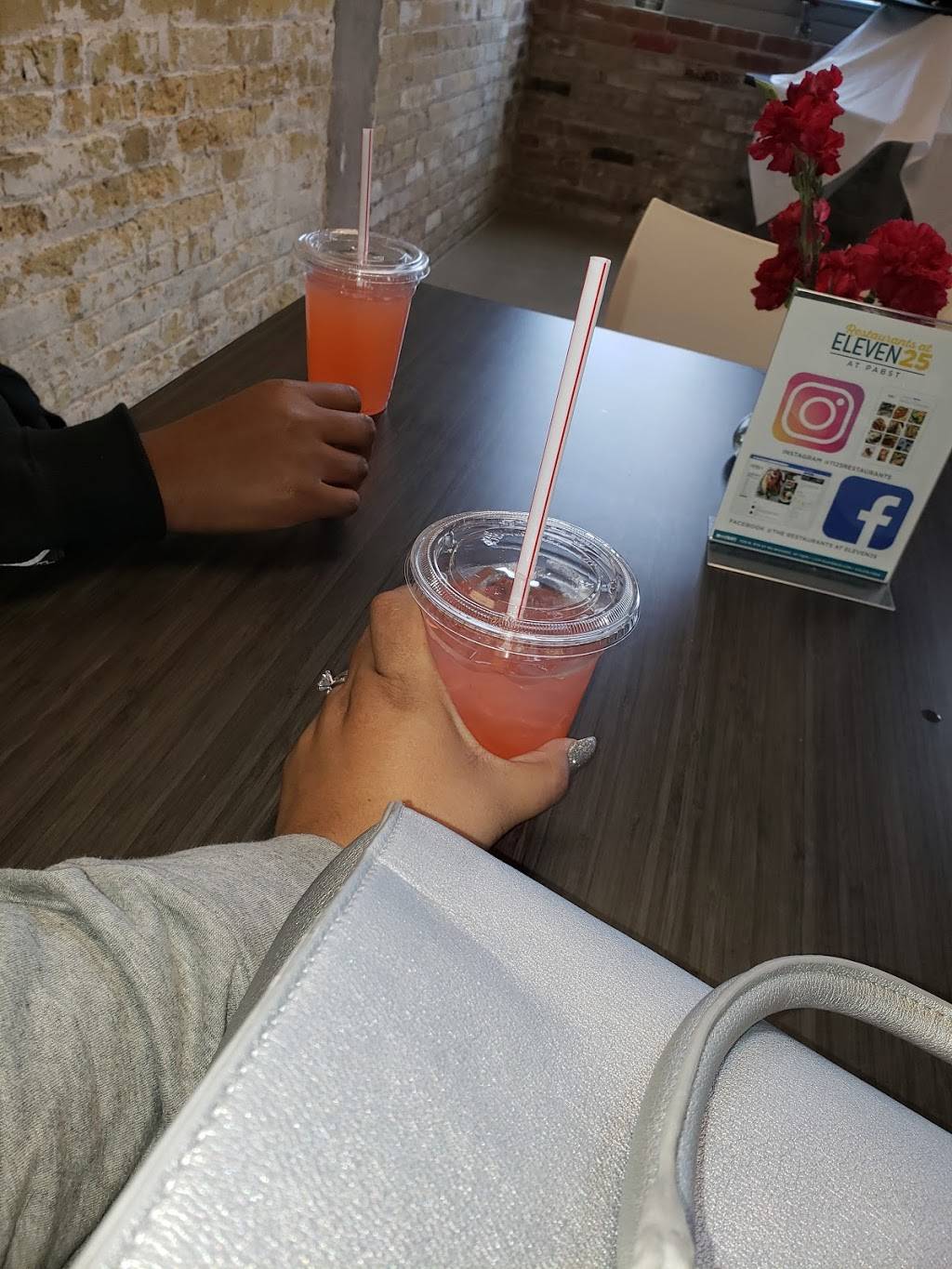 Coaches | restaurant | 1125 N 9th St, Milwaukee, WI 53233, USA | 4147085541 OR +1 414-708-5541