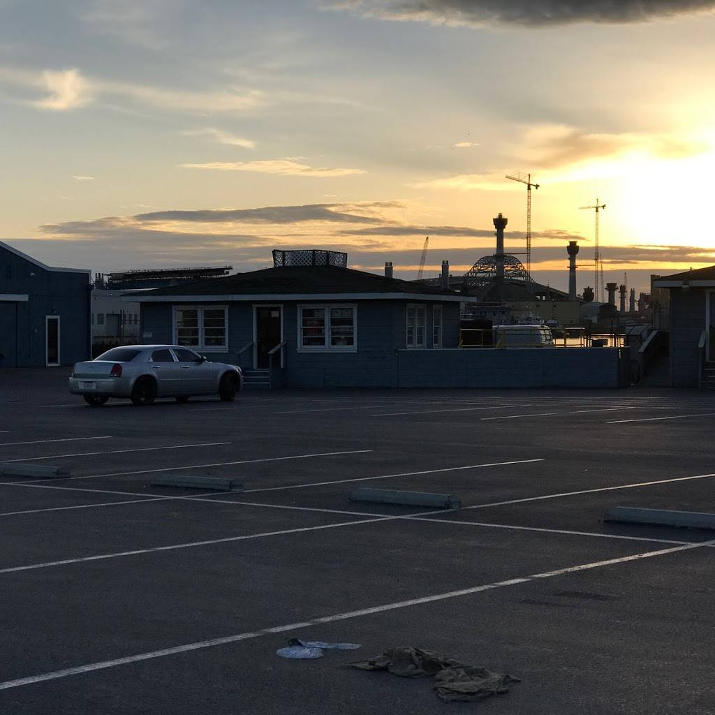 Queens Wharf Restaurant | restaurant | 555 Pico Ave, Long Beach, CA 90802, USA | 5624953617 OR +1 562-495-3617