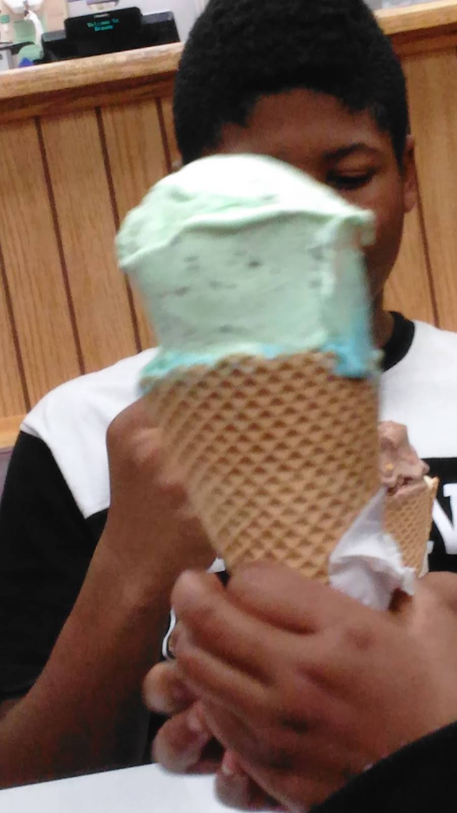 Braums Ice Cream & Burger Restaurant | restaurant | 1894 west 6th street, Fayetteville, AR 72701, USA | 4794446207 OR +1 479-444-6207