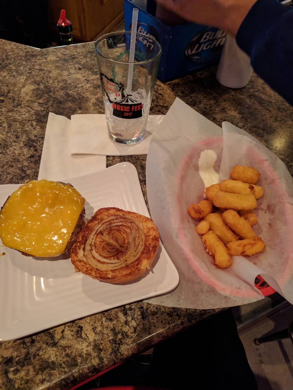 Kleemans Bar & Grill | restaurant | 116 5th Ave, New Glarus, WI 53574, USA | 6085275499 OR +1 608-527-5499