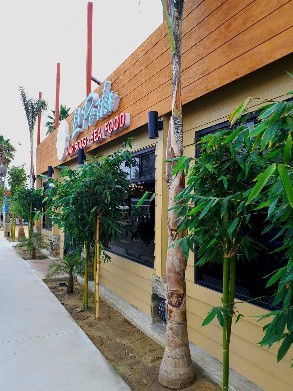 La Perla Mariscos | restaurant | Carretera Tijuana- Ensenada, Blvd. Benito Juárez No. 300, Parcelas, 22710 Rosarito, B.C., Mexico | 016611040023 OR +52 661 104 0023