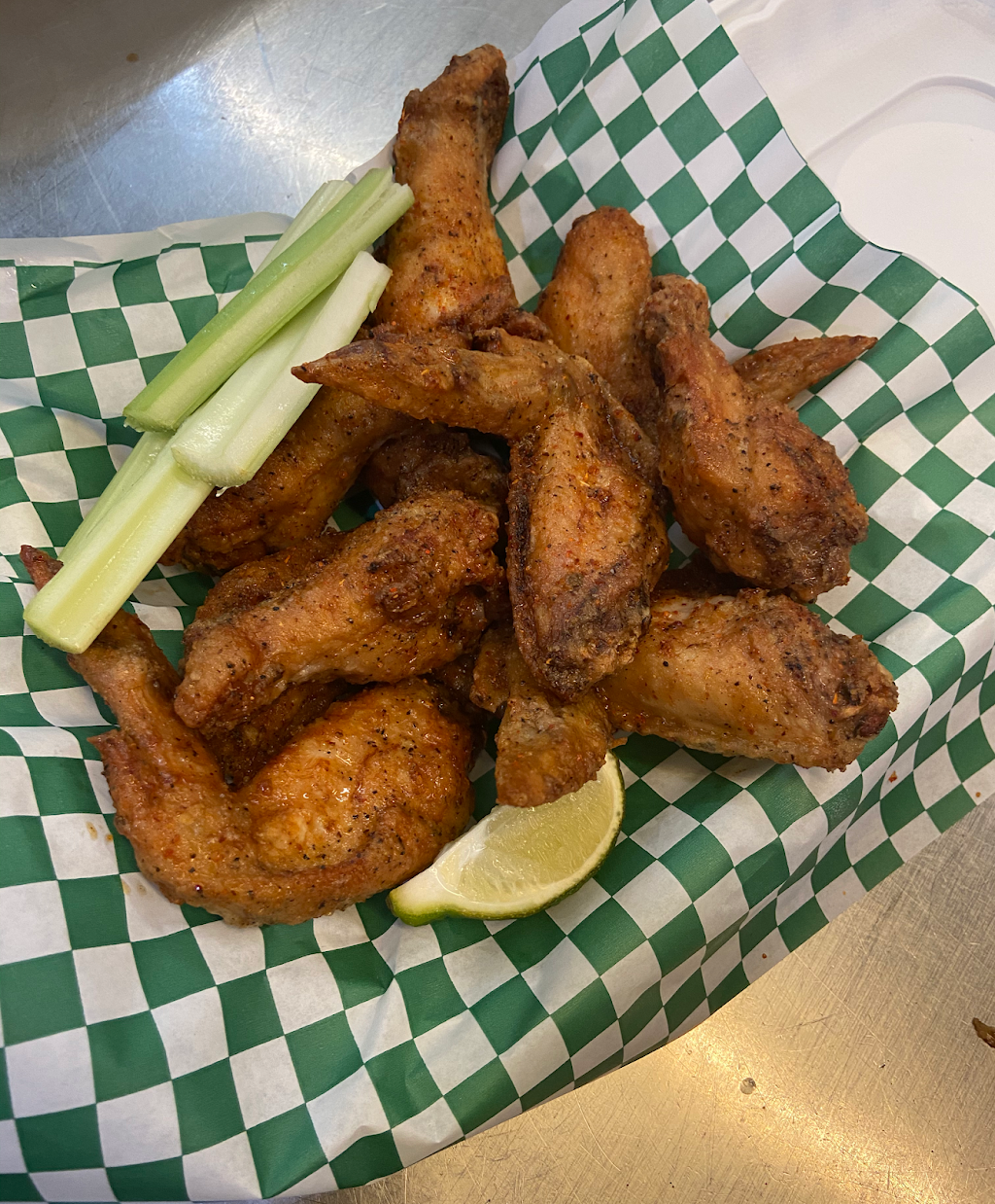 Mother Cluckin Wings | restaurant | 1827 Broadway, Sacramento, CA 95818, USA | 9168320983 OR +1 916-832-0983