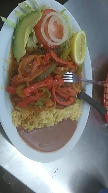 Pupuseria y Restaurante centroamericano. Victorias | restaurant | 8120 Avalon Blvd, Los Angeles, CA 90003, USA | 3232392523 OR +1 323-239-2523