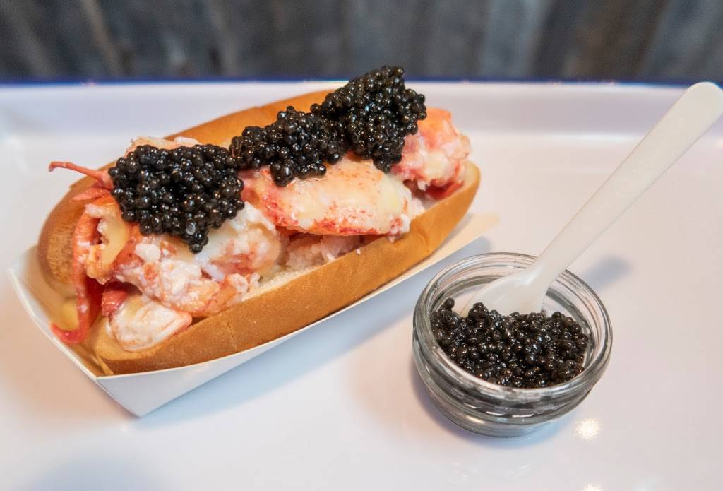 Lukes Lobster Plaza Food Hall - Temporarily Closed | restaurant | 1 W 59th St, New York, NY 10019, USA | 6467553227 OR +1 646-755-3227