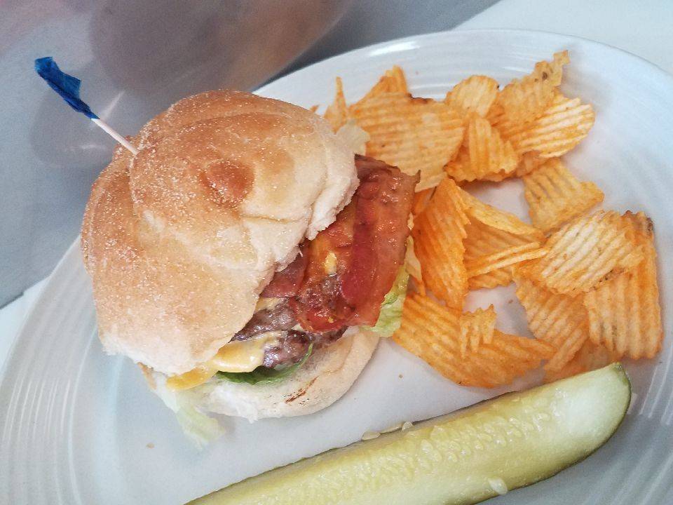 Freshlys Gyros & Cornedbeef | restaurant | 34500 Euclid Ave, Willoughby, OH 44094, USA | 4409464100 OR +1 440-946-4100