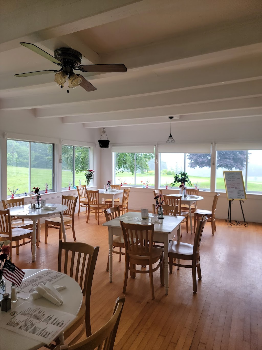 The Tenth Hole | restaurant | 685 ME-129, Walpole, ME 04573, USA | 2077903300 OR +1 207-790-3300