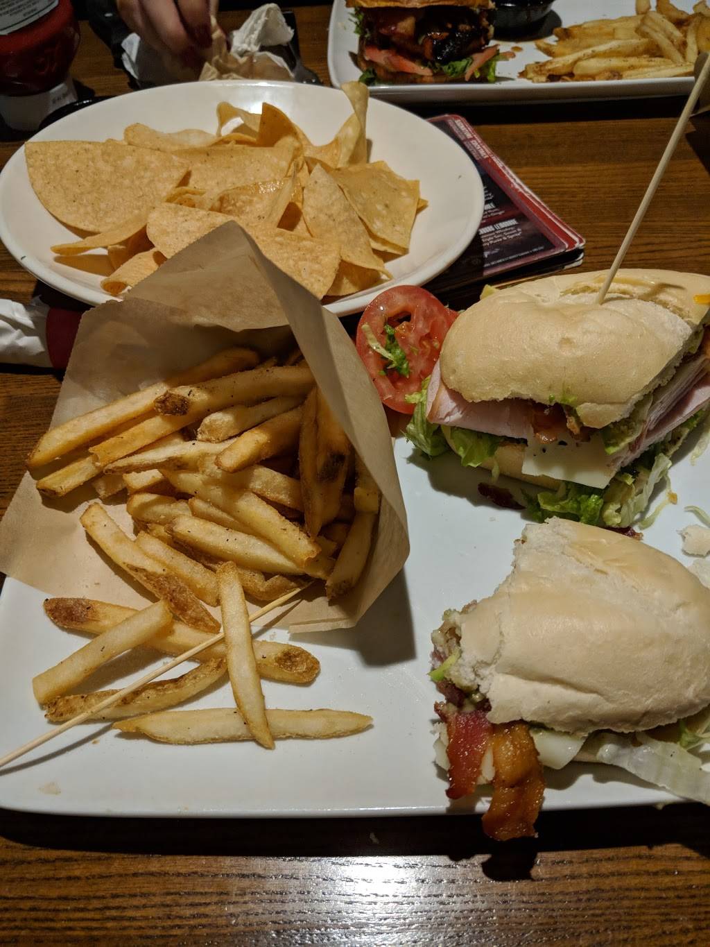 TGI Fridays | restaurant | 2335 Dixwell Ave, Hamden, CT 06514, USA | 2034070111 OR +1 203-407-0111