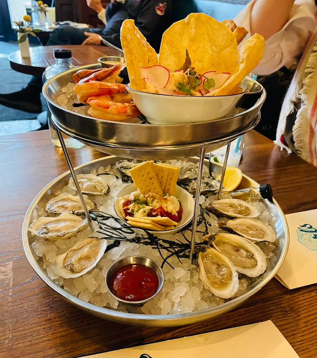 Earls Premier | restaurant | 651 E 59th St, Kansas City, MO 64110, USA | 8162553600 OR +1 816-255-3600