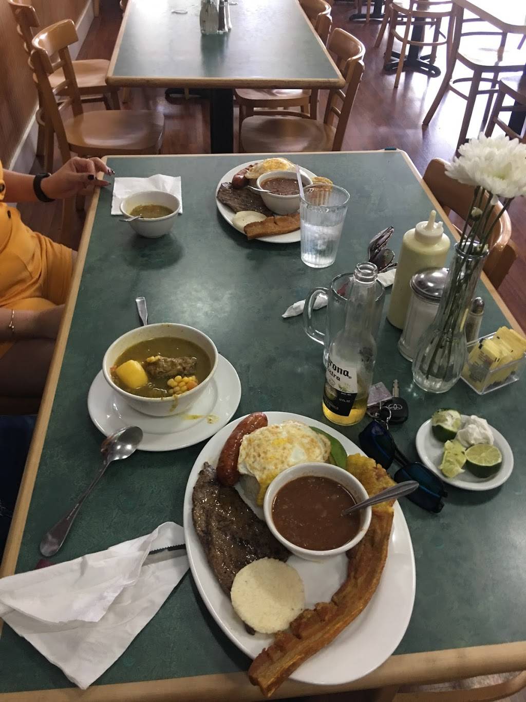 Estes Mucho Perro 3 | restaurant | 11368 Miramar Pkwy, Miramar, FL 33025, USA | 7542633276 OR +1 754-263-3276