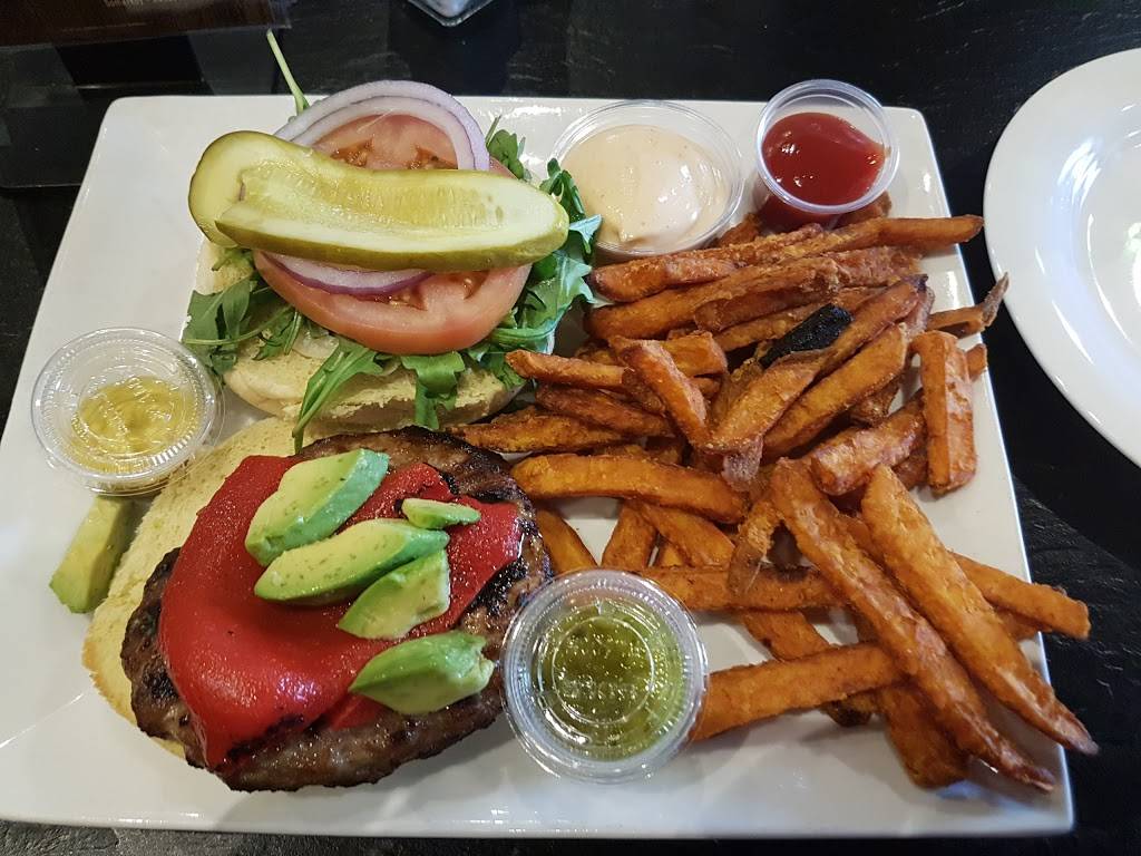 The Bull Pub And Grill | restaurant | 2800 Skymark Ave, Mississauga, ON L4W 5A6, Canada | 9052127711 OR +1 905-212-7711