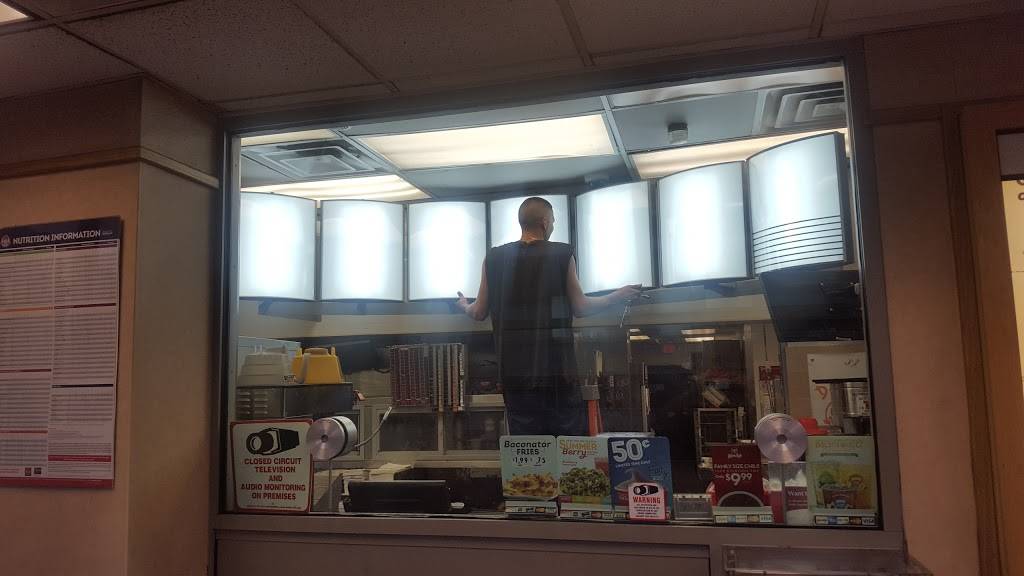 Wendys | restaurant | 914 N 27th St, Milwaukee, WI 53208, USA | 4149339144 OR +1 414-933-9144