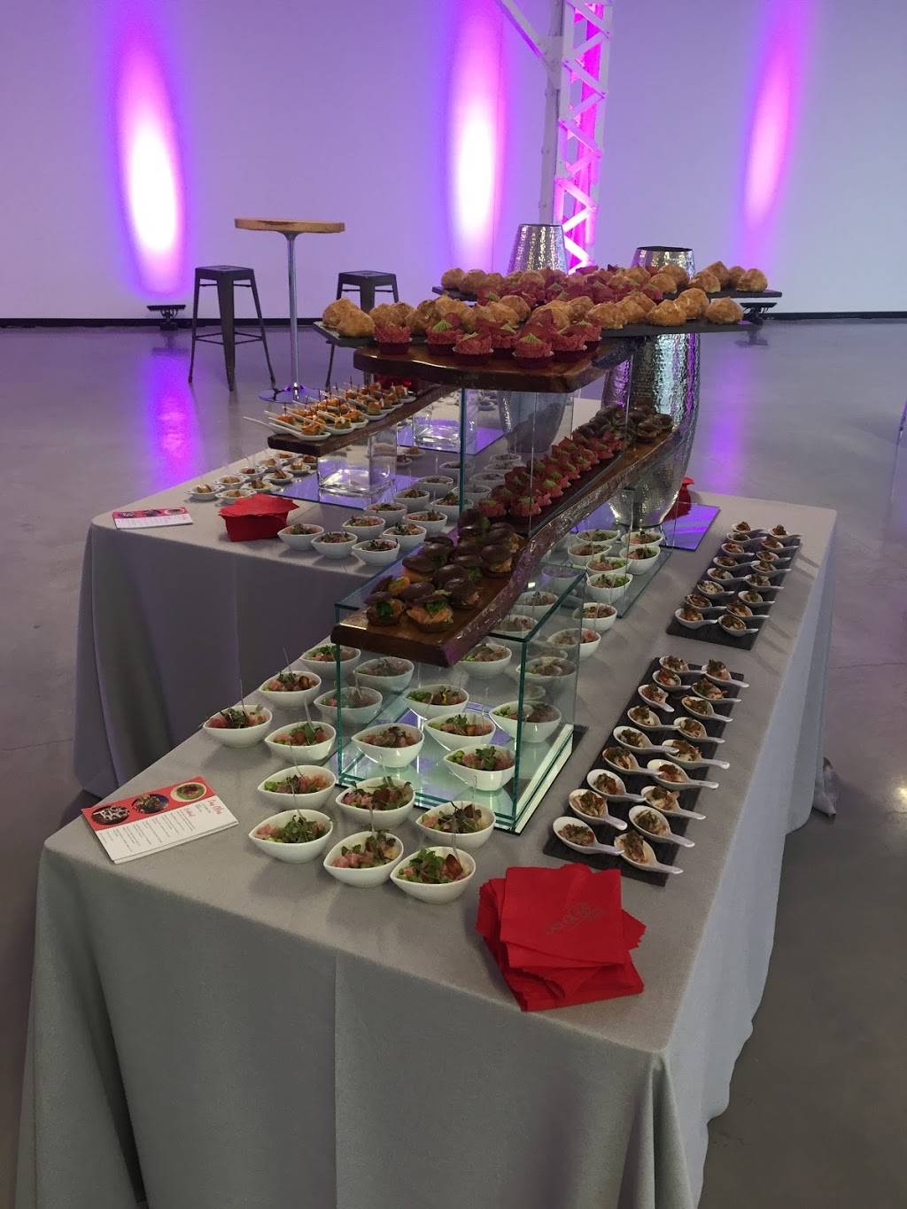 Las Olas Traiteur | restaurant | 2140 Rue de la Métropole, Longueuil, QC J4G 1R9, Canada | 4506779090 OR +1 450-677-9090