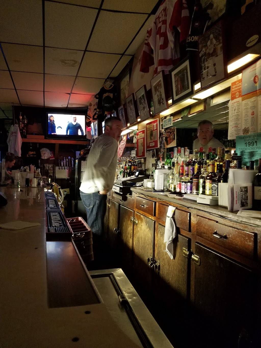 Marges Bar and Grill | restaurant | 15300 Mack Ave, Grosse Pointe, MI 48230, USA | 3138818895 OR +1 313-881-8895