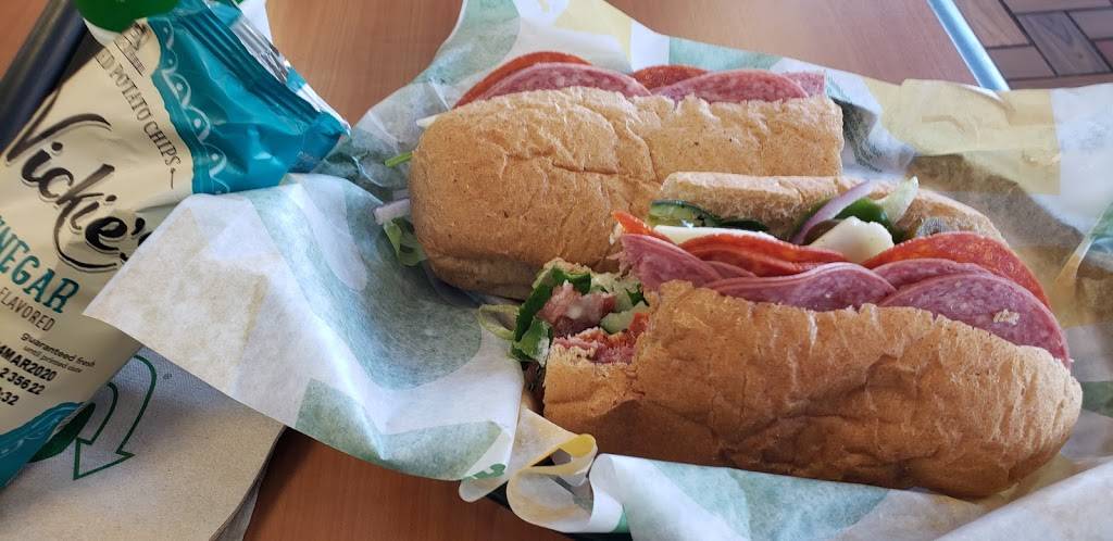Subway | meal takeaway | 204 MN-7 W, Hutchinson, MN 55350, USA | 3205873074 OR +1 320-587-3074