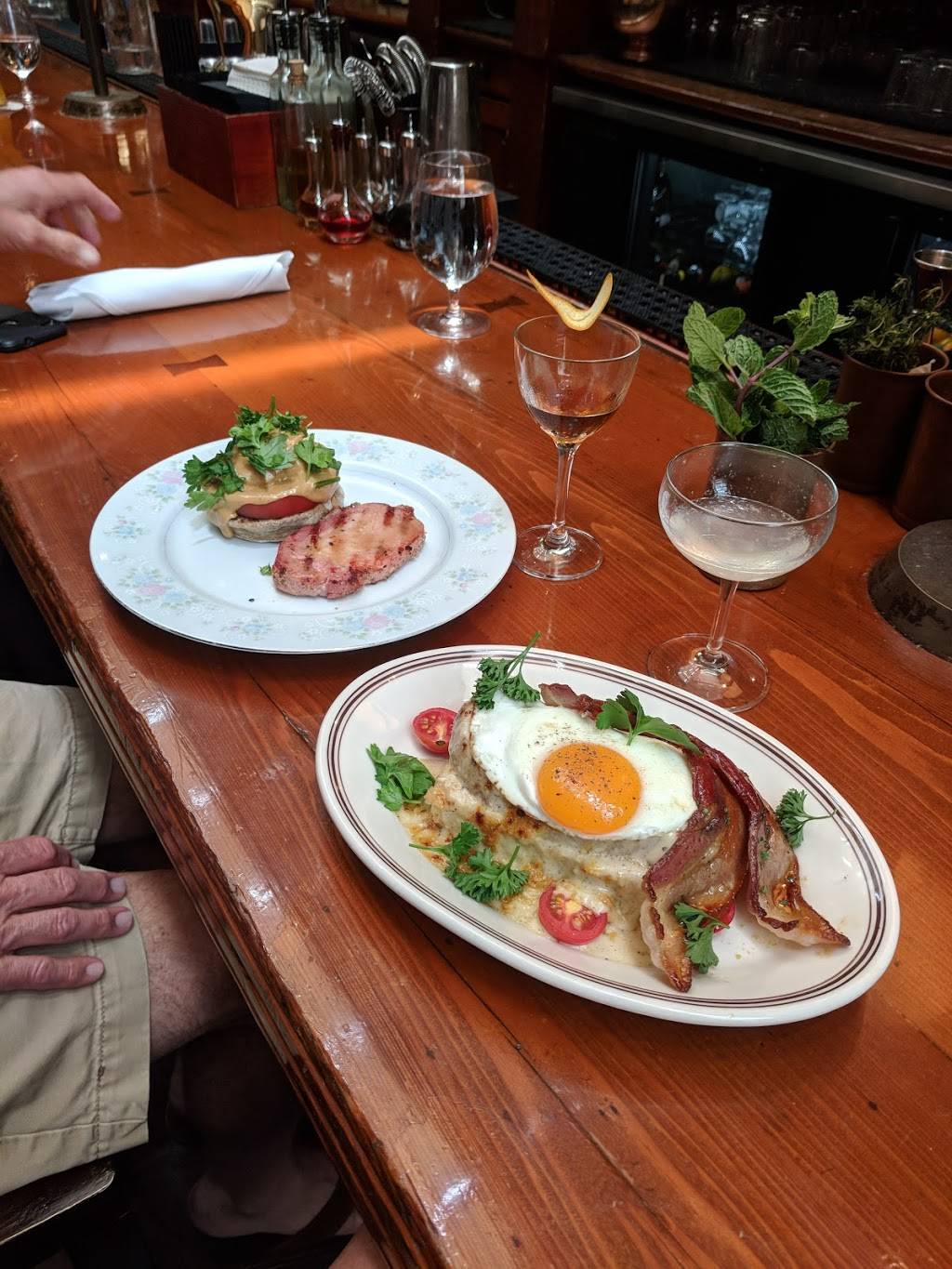 McCradys Tavern | restaurant | 2 Unity Alley, Charleston, SC 29401, USA | 8435770025 OR +1 843-577-0025