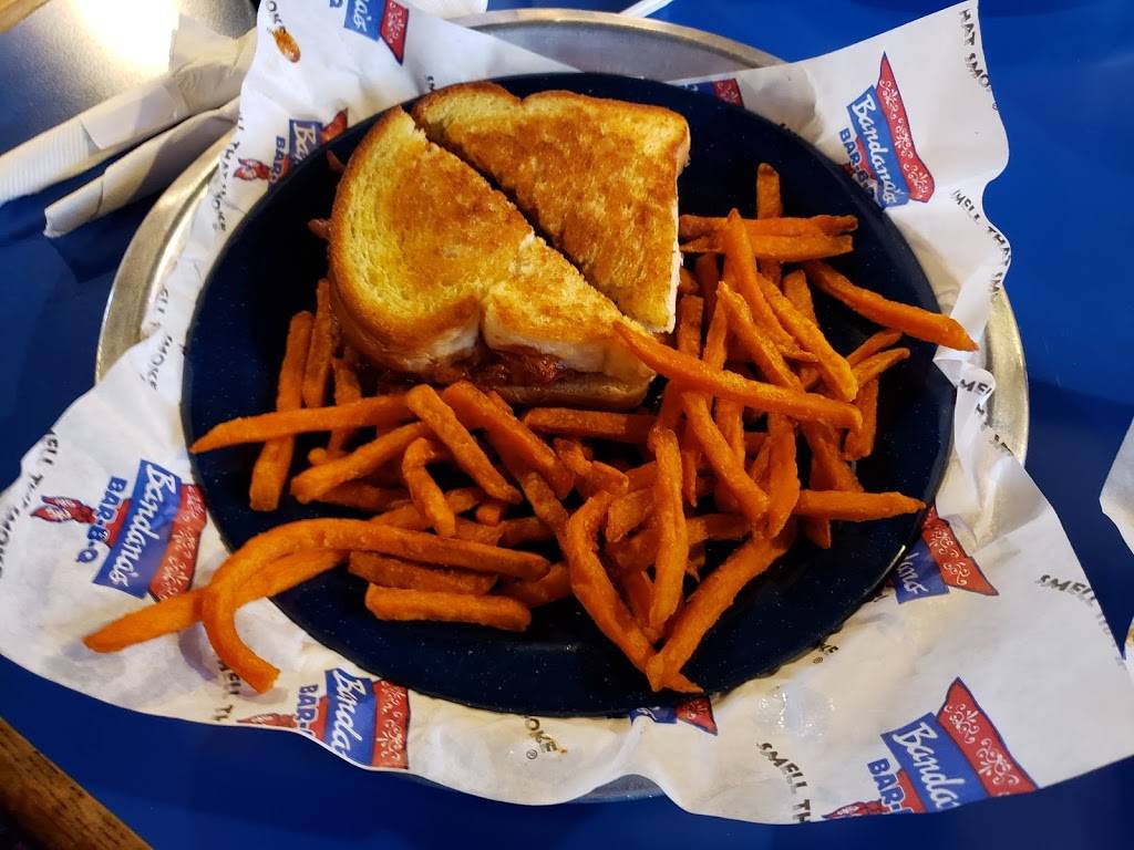 Bandanas Bar-B-Q | restaurant | 1 Ruggeri Dr, Wentzville, MO 63385, USA | 6368874050 OR +1 636-887-4050