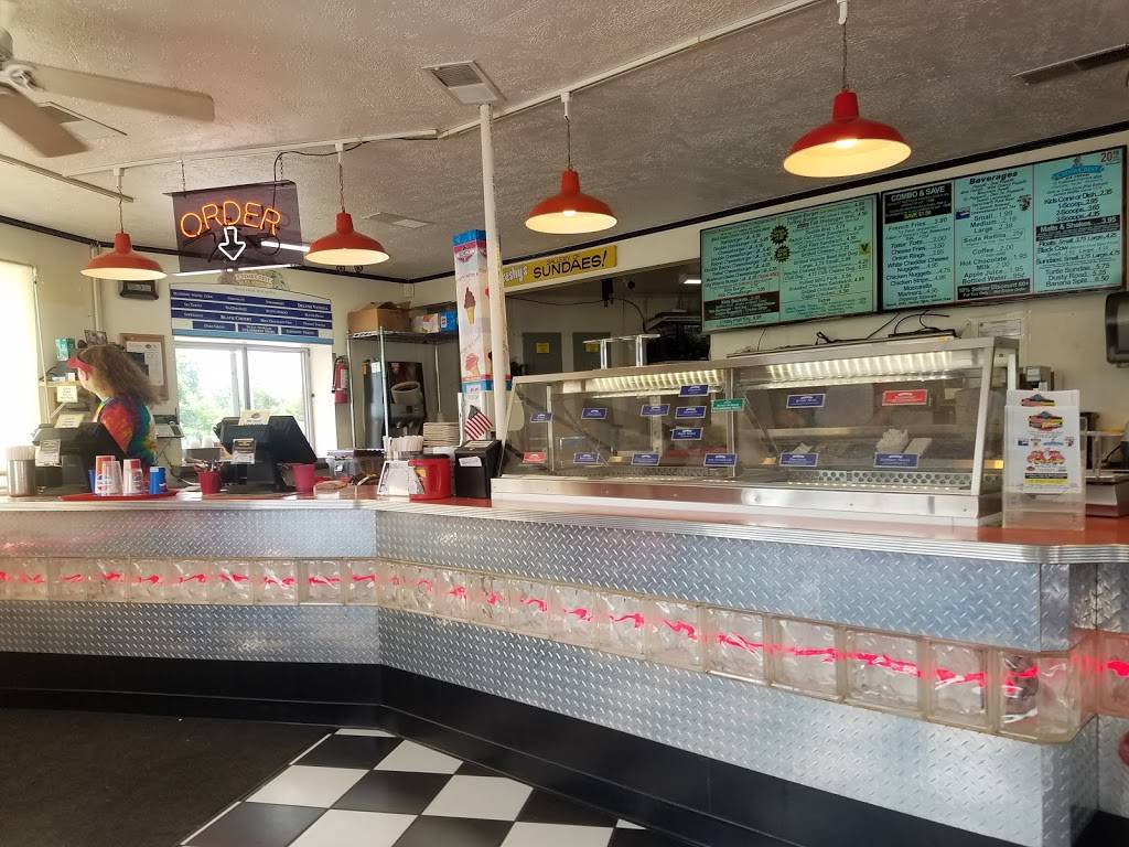 Waynes Drive-In | restaurant | 1331 Covered Bridge Rd, Cedarburg, WI 53012, USA | 2623759999 OR +1 262-375-9999