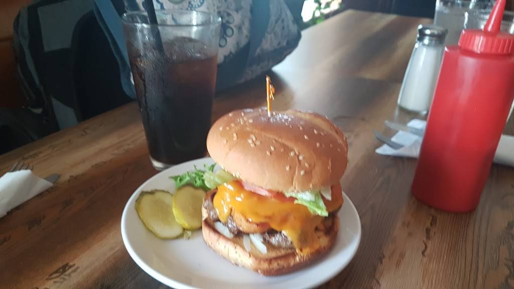 Beacon Restaurant | restaurant | 146 45th St N, Wasaga Beach, ON L9Z 1Z2, Canada | 7054294433 OR +1 705-429-4433