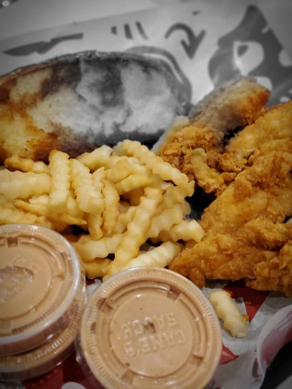 Raising Canes Chicken Fingers | meal takeaway | 60 W 63rd St, Westmont, IL 60559, USA | 6309684799 OR +1 630-968-4799