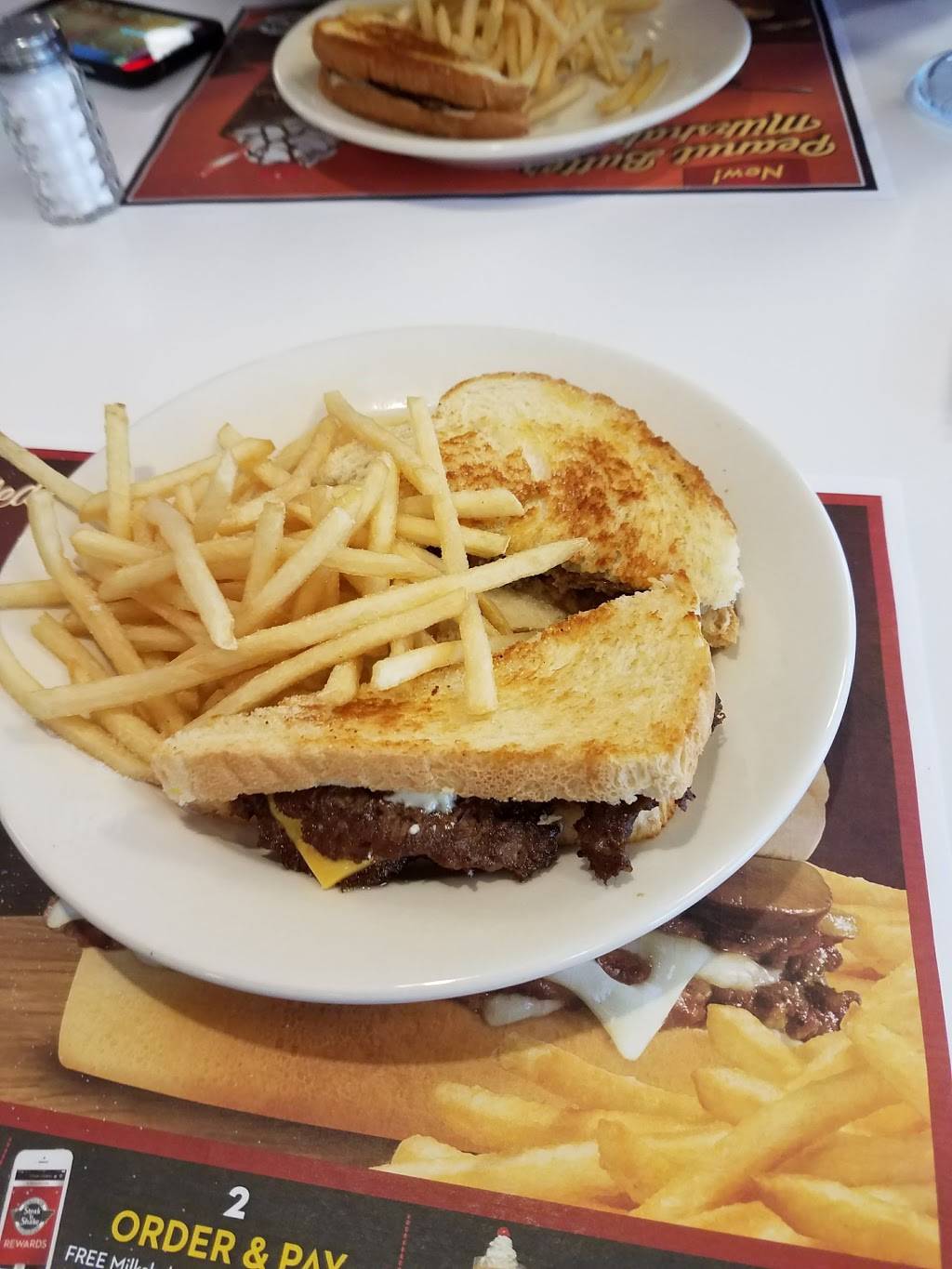 Steak n Shake | restaurant | 5901 National Rd E, Richmond, IN 47374, USA | 7659669082 OR +1 765-966-9082