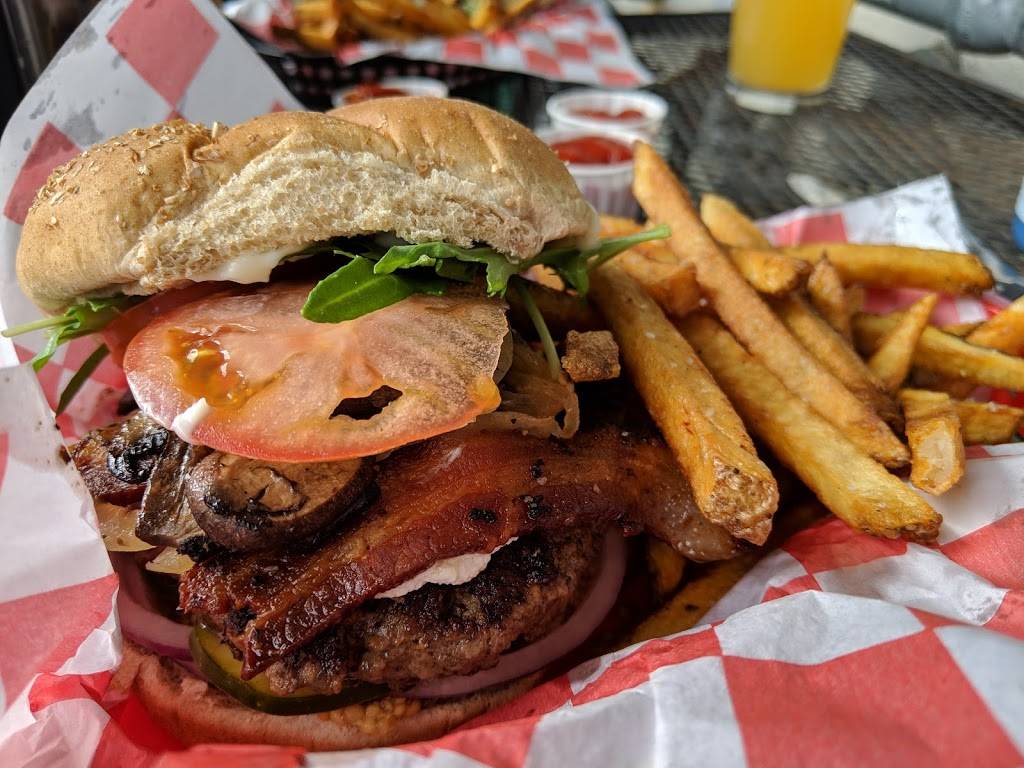 Brews Brothers | restaurant | 2404 Strand St, Galveston, TX 77550, USA | 4097632739 OR +1 409-763-2739