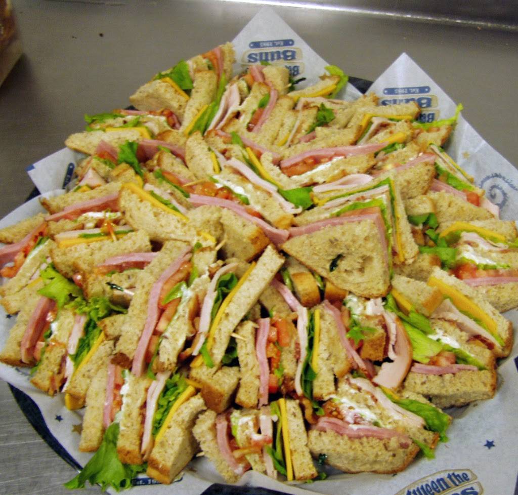 Between the Buns | restaurant | 1720 Lincolnway W, Osceola, IN 46561, USA | 5746794474 OR +1 574-679-4474