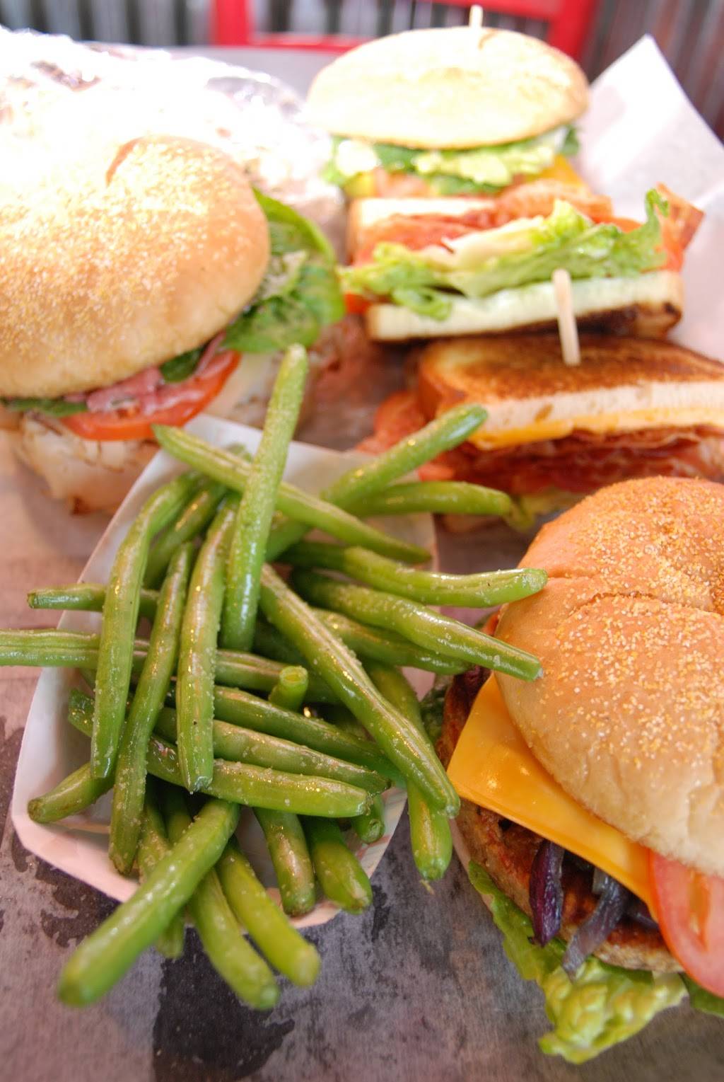 Steves Snappin Dogs | restaurant | 3525 E Colfax Ave, Denver, CO 80206, USA | 3033337627 OR +1 303-333-7627