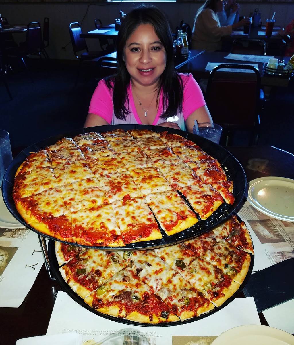 Fanellas Pizza & Pub | restaurant | 26842 IL-134, Ingleside, IL 60041, USA | 8475468282 OR +1 847-546-8282
