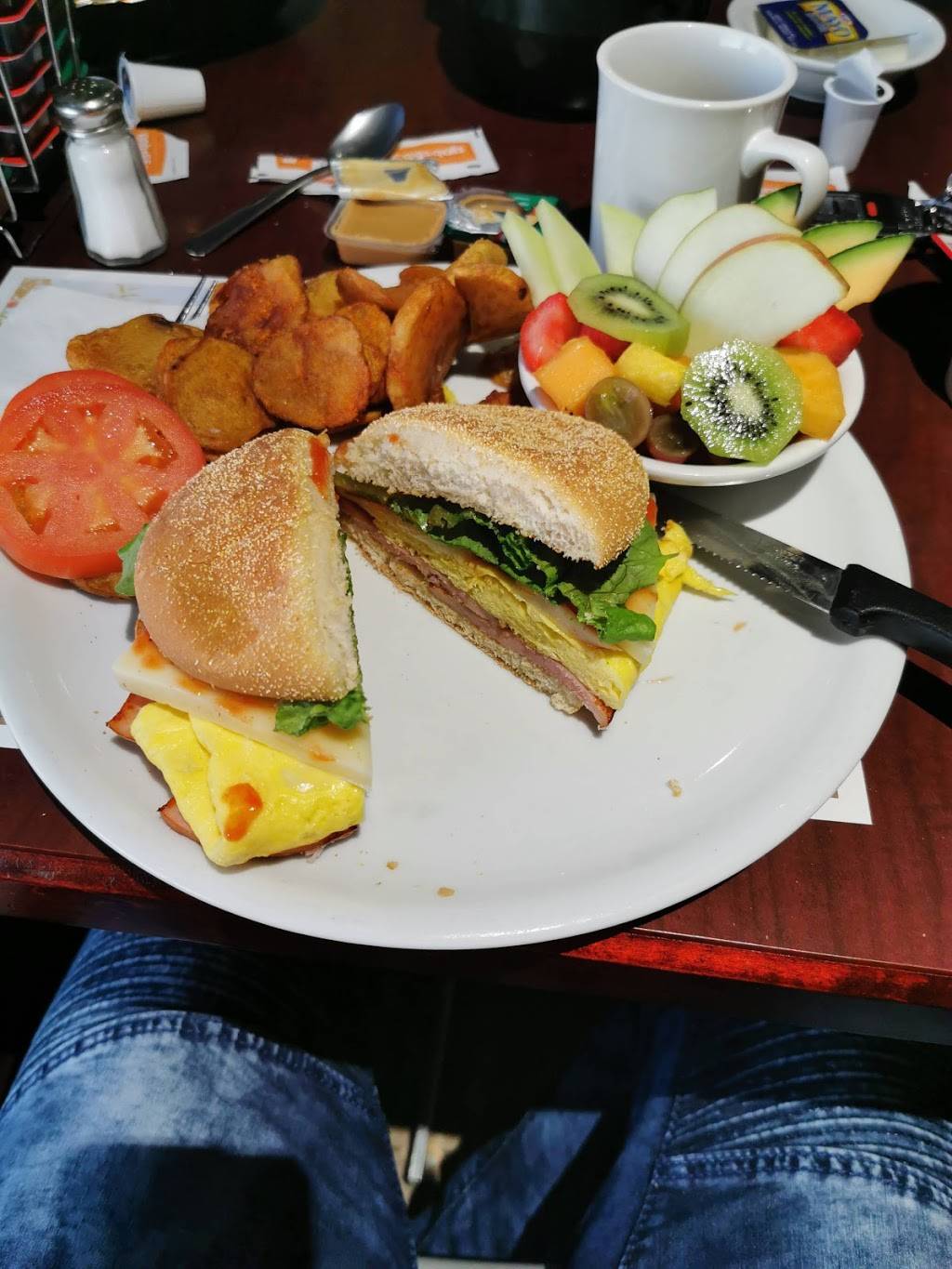 Eggsquis | restaurant | 565 Boulevard Saint-Joseph, Drummondville, QC J2C 2B6, Canada | 8194747375 OR +1 819-474-7375