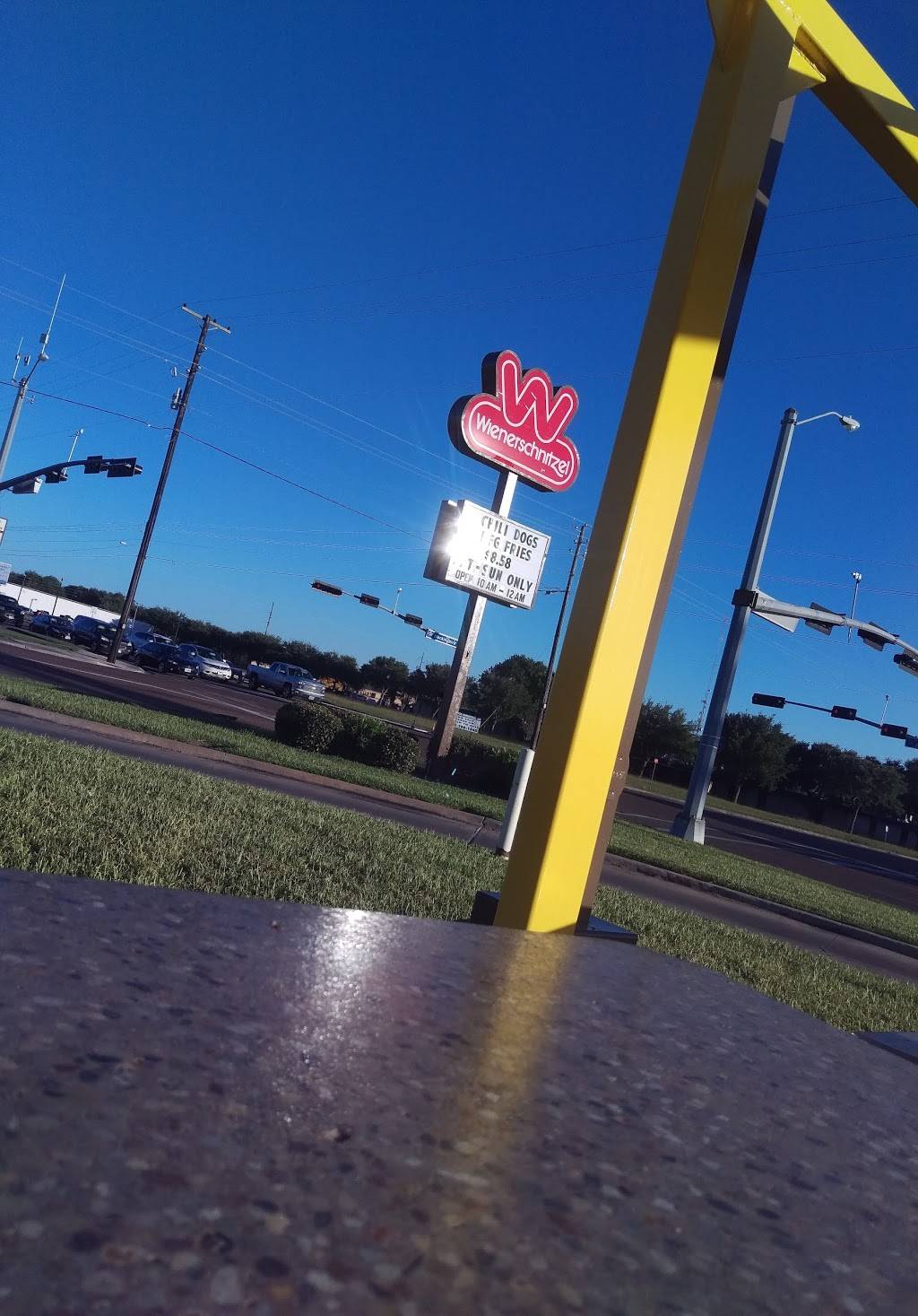 Wienerschnitzel | restaurant | 3602 John Stockbauer Dr, Victoria, TX 77907, USA | 3615783132 OR +1 361-578-3132