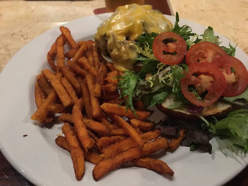 Father Toms Pub | restaurant | 32 N Cedar Ave, Cookeville, TN 38501, USA | 9318549484 OR +1 931-854-9484