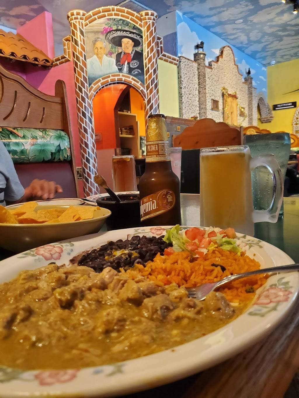 El Somberro Tapatio | restaurant | 10820 NE Sandy Blvd, Portland, OR 97220, USA | 5032576010 OR +1 503-257-6010