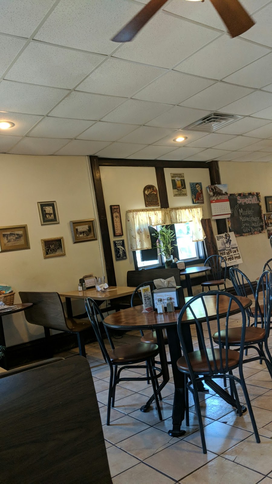 Charlies Bar And Grill | restaurant | 321 Commercial St, Havensville, KS 66432, USA | 7859483000 OR +1 785-948-3000