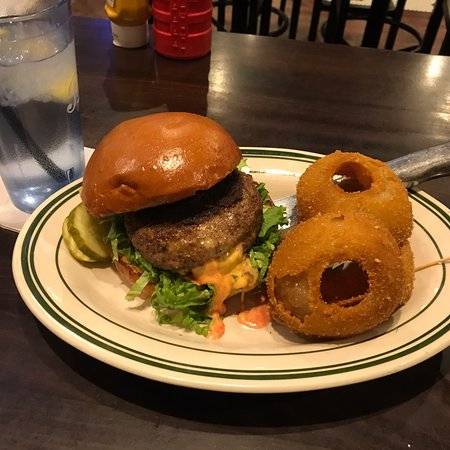 Luckys 13 Pub | restaurant | 3000 Harbor Ln N, Plymouth, MN 55447, USA | 7637460071 OR +1 763-746-0071