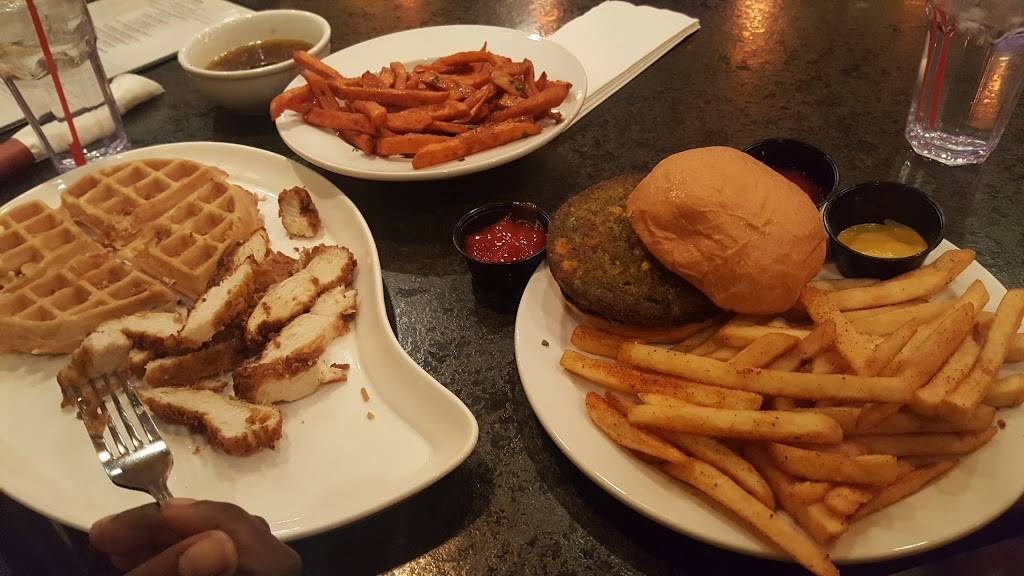 Demis Restaurant & Bar | restaurant | 24201 W Seven Mile Rd, Detroit, MI 48219, USA | 3137667802 OR +1 313-766-7802