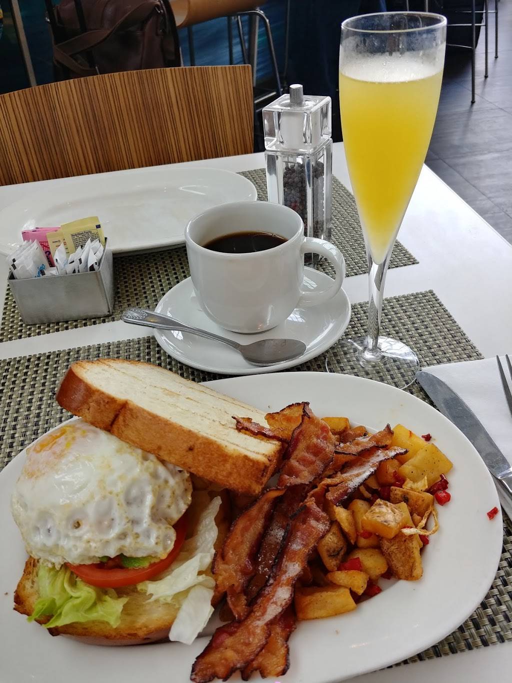 Legal Sea Foods | restaurant | 1 Harborside Drive, Logan Airport Terminal B, Boston, MA 02128, USA | 6175682811 OR +1 617-568-2811