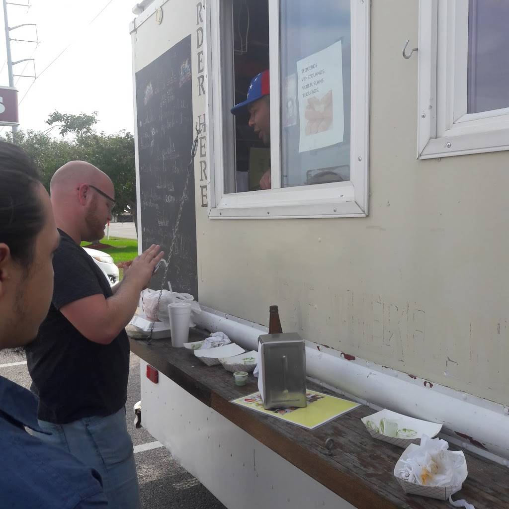 El Arepón Venezuelan Food | restaurant | 881 S 72nd St, Omaha, NE 68114, USA | 4024038146 OR +1 402-403-8146