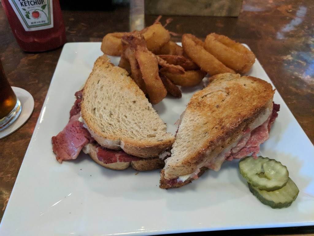 Carneys Irish Pub And Restaurant | restaurant | 136 Broadway, Amityville, NY 11701, USA | 6314644445 OR +1 631-464-4445