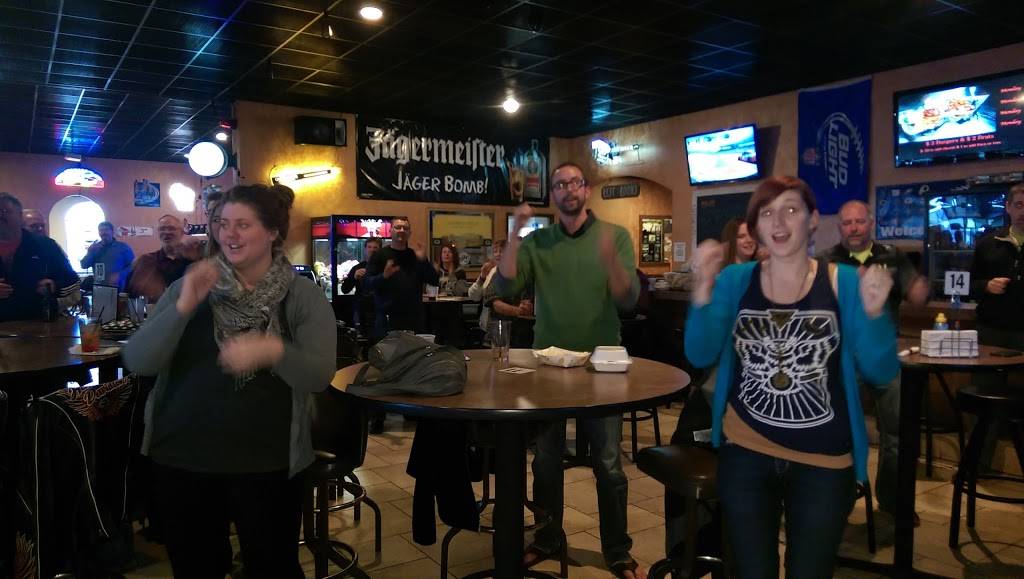 Headliners Bar & Grill | restaurant | 2788 Towne Ct, Neenah, WI 54956, USA | 9208860474 OR +1 920-886-0474