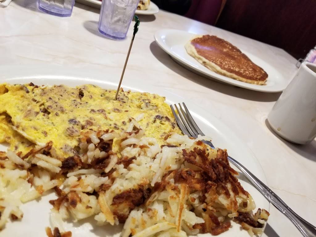 Red Apple Family Restaurant | restaurant | 2625 N Center St, Maryville, IL 62062, USA | 6183458767 OR +1 618-345-8767