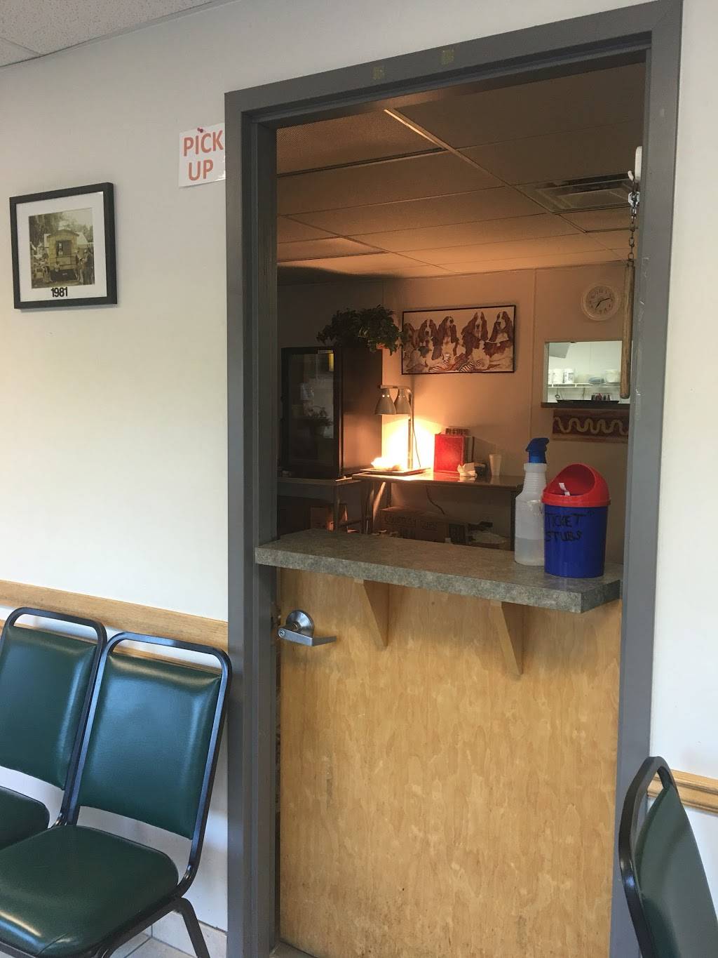 International Dog House | restaurant | 800 Lansing Ave #1, Jackson, MI 49202, USA | 5177831031 OR +1 517-783-1031