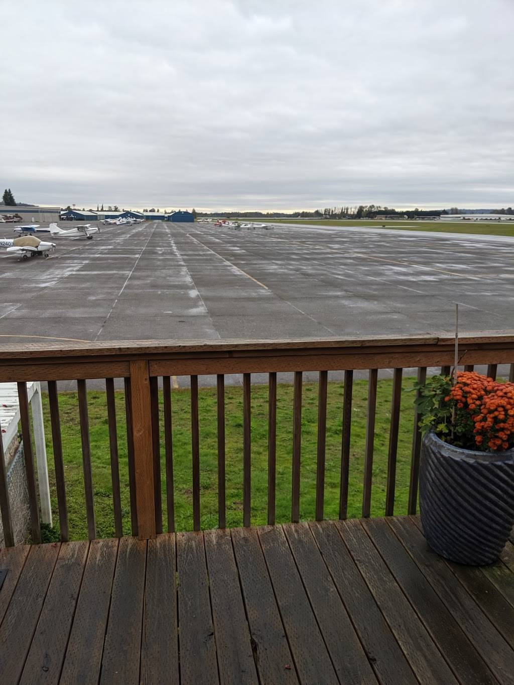 Ellies At The Airport | restaurant | 18218 59th Ave NE, Arlington, WA 98223, USA | 3604354777 OR +1 360-435-4777