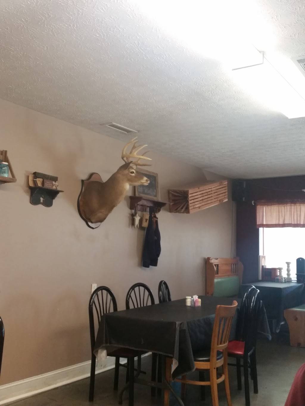 Farmhouse | restaurant | 220 Main St, Calhoun, KY 42327, USA | 2702733845 OR +1 270-273-3845